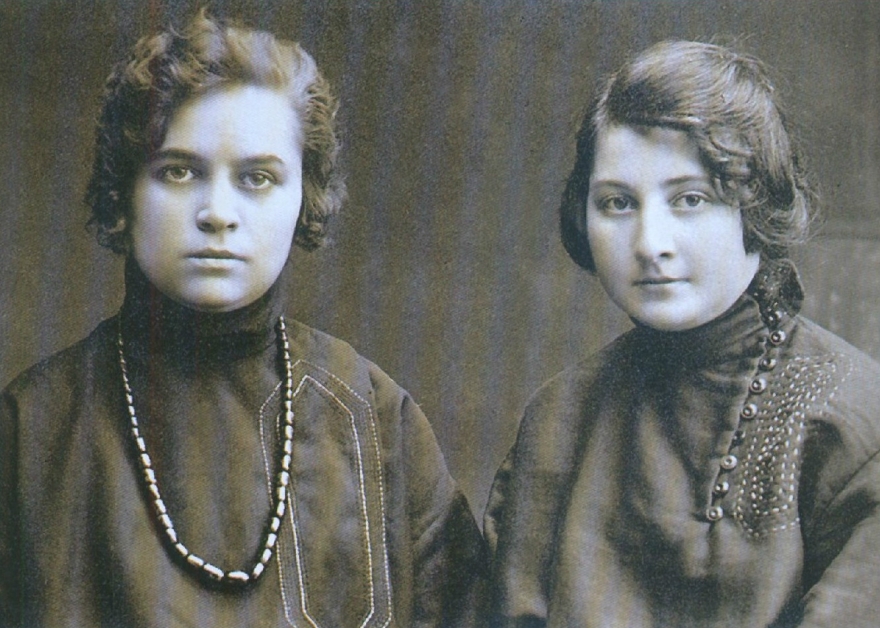 Девушки в платьях, перешитых из ряс