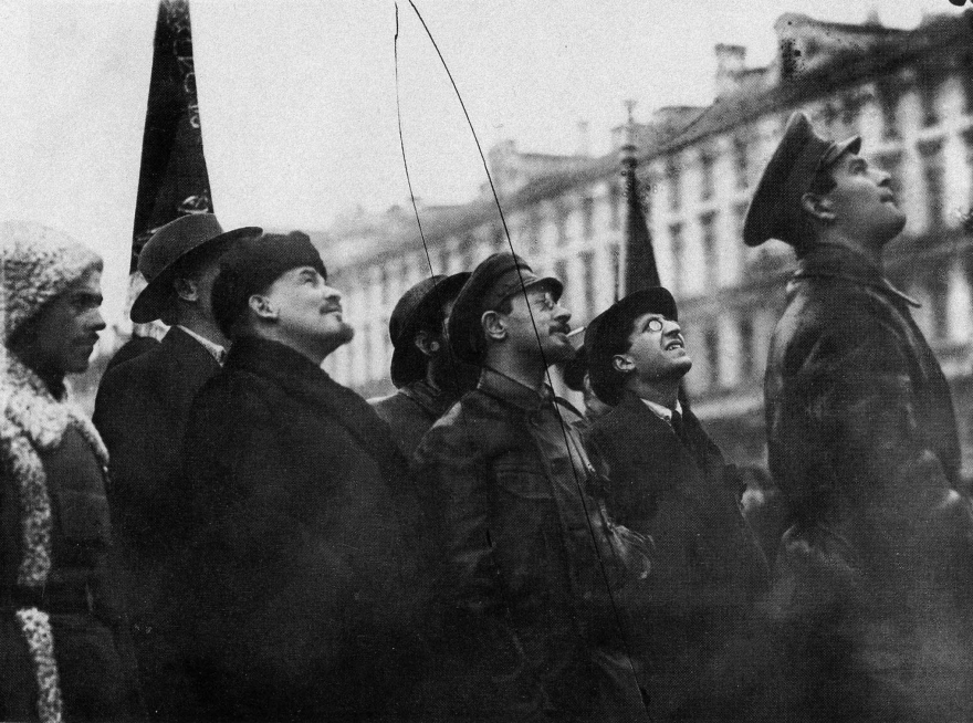 Яков Свердлов (справа от Владимира Ленина)