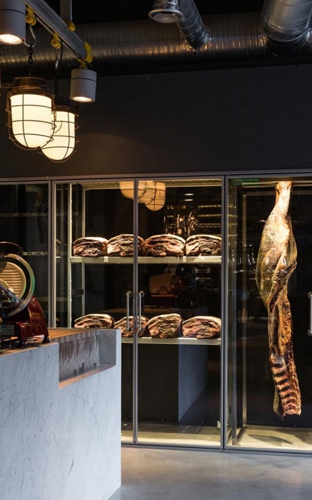 Камеры сухого вызревания в Beefzavod находятся прямо в зале.