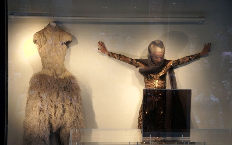 Дафна Гиннесс переодевается на глазах у сотни зрителей в витрине универмага Barneys