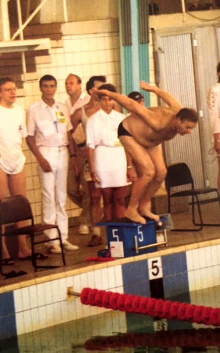 Мэр Петербурга Анатолий Собчак личным примером убеждает спортсменов в качестве воды в бассейне на Играх доброй воли. 1994 год