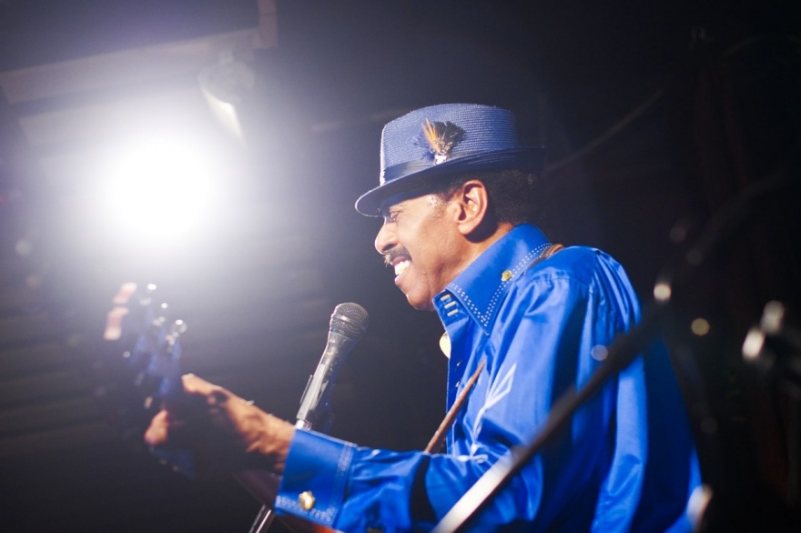 Среда, 15 ноябряЛи Мейс с юных лет гастролировал по родным США в составе различных популярных групп и писал авторскую музыку — талант рвался наружу