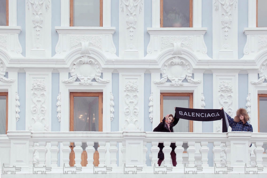 На Юле дубленка Escada (бутик Escada), платок Radial Chic (бутик Milo Uno), на Кате куртка и шарф Balenciaga (бутик Milo Uomo)