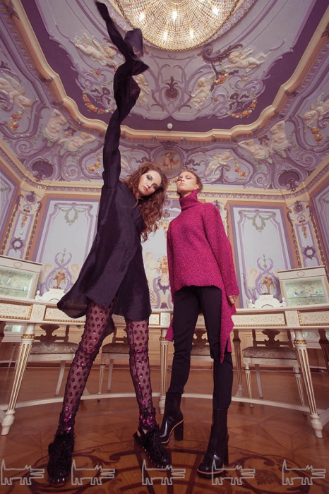 На Юле рубашка и легинсы ALEXANDR ROGOV, сабо Colors of California (все из бутика Kalinka), на Кате трикотаж и легинсы Balenciaga (бутик Milo UNO)