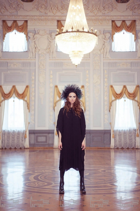 На Юле платье Balenciaga, баска N21 (бутик Milo Uno)