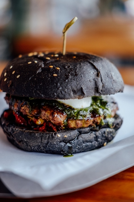 Блэк-бургер с моцареллой и вялеными томатами