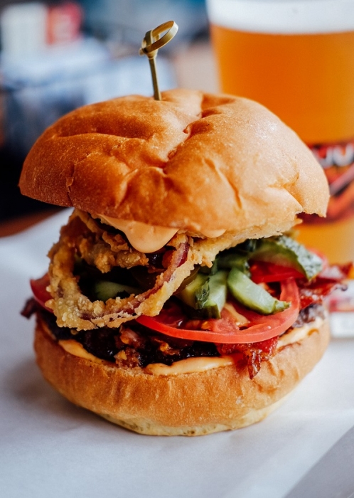 Шеф-бургер с беконом и луком фри