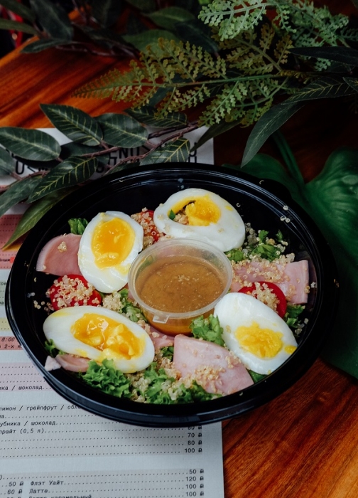 Тосканский салат с ветчиной,киноа и яйцом