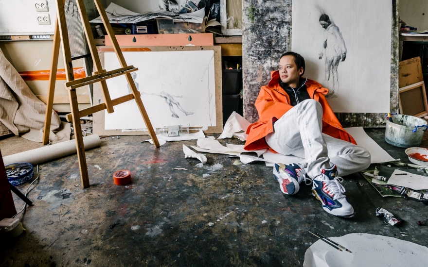 На Леониде: куртка Comme des Garcons,джинсы Maison Margiela (все — «Пиф Паф Supershop»), кроссовки Reebok (ДЛТ)