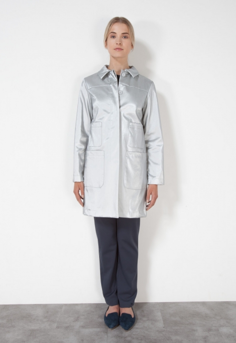 Виниловый тренч из хлопковой ткани с серебристым покрытием, 20 940 рублей