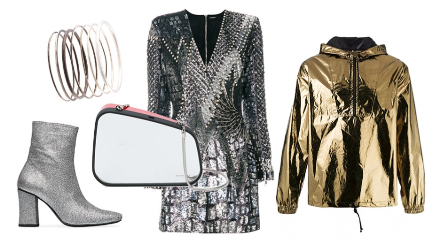 Тонкий браслет Ann Demeulemeester, 83 118 руб.; ботильоны Dorateymur 31 042 руб.; зеркальный. клатч Balenciaga, 141 269 руб.; платье с отделкой