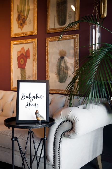 Картина «Кактус», столик приставной. Все Creative Сo-op Home