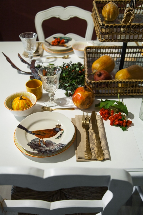 Тарелка с принтом «Птичка», этажерка двухъярусная, пиала «Листок». Все – Creative Co-op Home