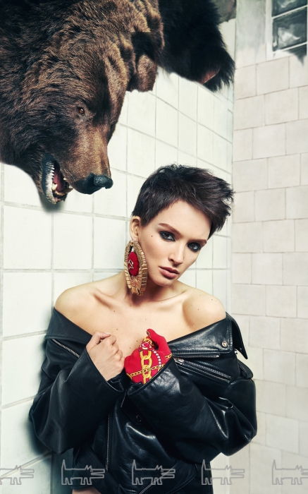 На Паулине Андреевой: перчатка и куртка Balenciaga (ДЛТ), моносерьга Dress Up Hero