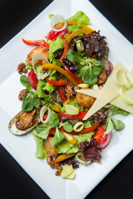 Салат с морепродуктами под соусом Ульсан ("Бристоль")