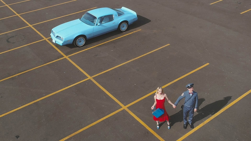 Промо-фото к первому фильму Prada с Элайджей Вудом в роли почтальона и Эммой Робертс в качестве любимой клиентки бренда