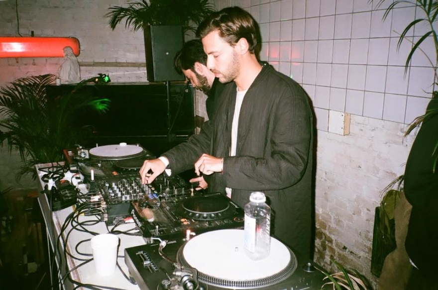 Суббота, 9 декабряВ «Соль» едут московские братья Саша и Сергей Липских, а вместе Simple Symmetry. Их музыка изобилует ближневосточными и африканскими