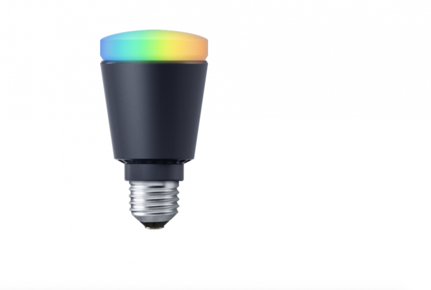 Умная лампа помогает контролировать освещение и создавать нужное настроение в доме.