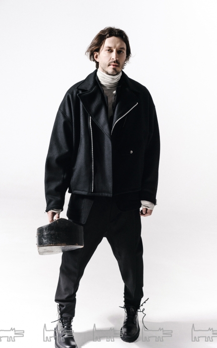 Пиджак и брюки Ann Demeulemeester, пуловер Damir Doma, куртка Julius, ботинки Dries Van Noten (все — ДЛТ), футляр-скрипка Larissa Pogoretskaya