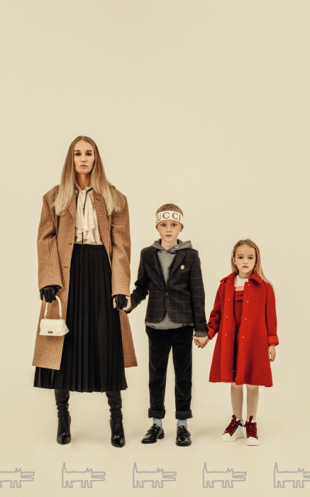 На Нике: юбка IVA (IVA), пальто Balenciaga, блуза Gucci, ботфорты Casadei, сумка Zaccone (все — ДЛТ). На Стефане: брюки и пиджак Dal Lago Club, туфли