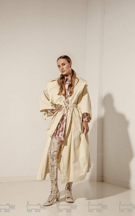 Платье Ermanno Scervino, плащ Celine, ботильоны Sergio Rossi, серьги Marni, кольцо Gucci (все — ДЛТ)