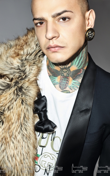 Футболка Gucci, шуба Dries Van Noten, смокинг и бабочка Tom Ford (все — ДЛТ), серьга More Is More (More Is More Vintage)