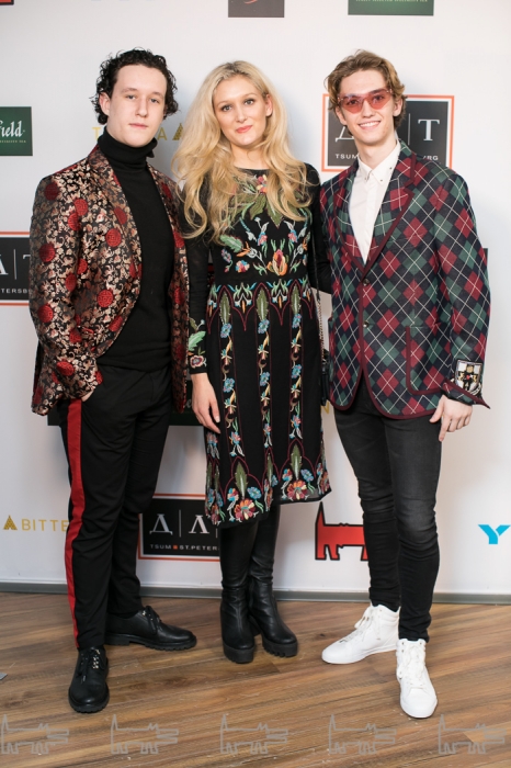 Николас Маккей в пиджаке, привезенном из Китая, Мария Саша Кан и Джулиан Маккей в пиджаке Gucci и очках Fukushima