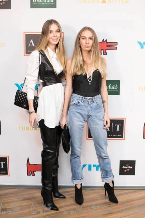 Мария Галкина и Вероника Куваева в джинсах Levi's 501, винтажном корсете и ботильонах Saint Laurent