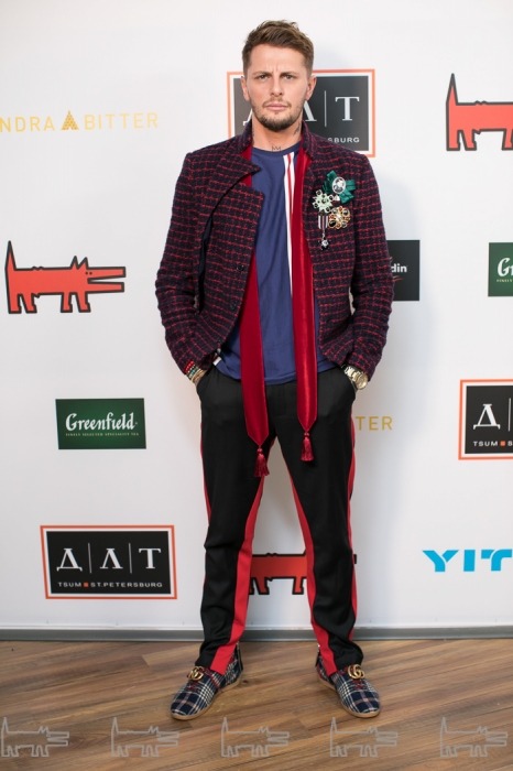 Оскар Ренкель в жакете, брюках и шарфе Alina German, футболке Topshop, кедах Gucci, украшениях Chanel и Olga Soldatova