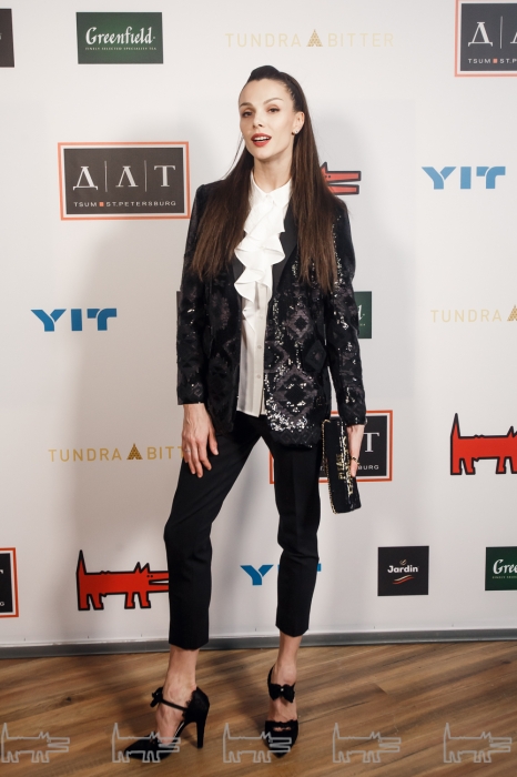 Мария Абашова в пиджаке Ralph Lauren, блузке Karl Lagerfeld, брюках Max Mara, туфлях Chanel и с сумкой Chanel