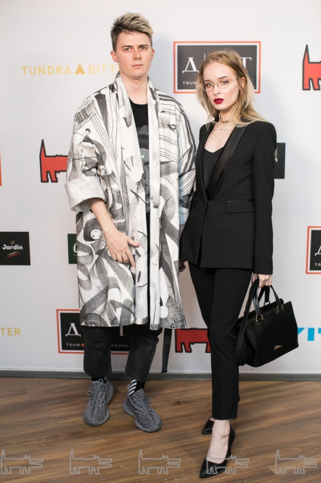 Покрас Лампас в одежде именного бренда и обуви Yeezy Boost, Альберта Берлин в костюме Zara и очках John Varvatos