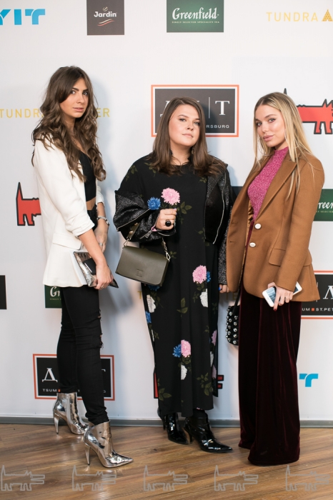 Анастасия Прохорова, Дарья Федорова и Стася Куренбина в пиджаке Uterque, кофте H&M, брюках Mango, туфлях Gucci и с сумкой Alexander Wang