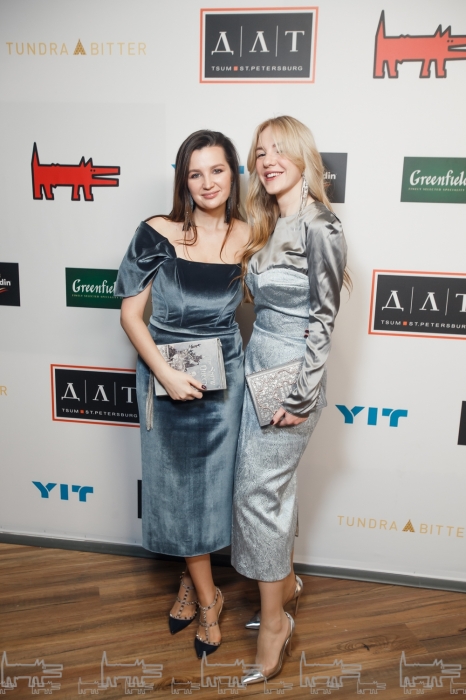 Анастасия Быстрова в платье от студии Марии Поляковой и с сумкой Foliant, Сюзанна Тамкявичюте в платье собственного дизайна, туфлях Gianvito Rossi и