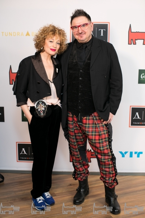 Марина Скульская в жакете Leonid Alexeev, брюках Diane von Furstenberg, кроссовках Loriblu, с сумкой Marina Gerassimova и Владимир Бухинник