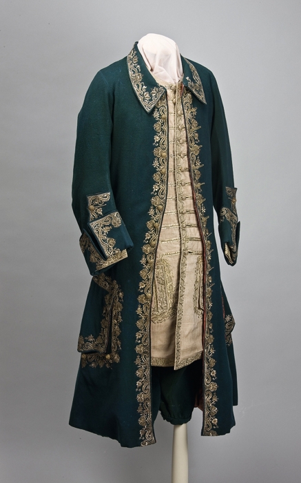 Отложные воротники — характерная деталь кафтанов Петра I, обычно не носившего парика