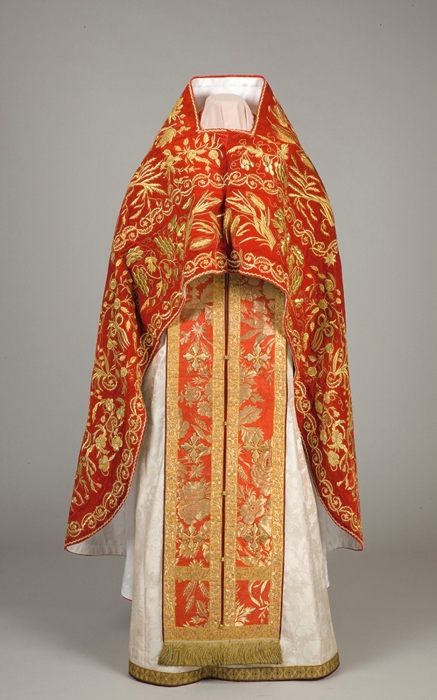 Платья цариц часто перешивались в церковные облачения