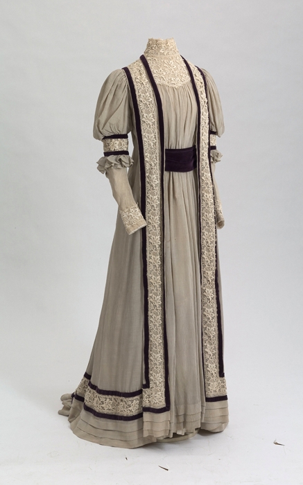 Императрица Мария Федоровна считала хорошим тоном одеваться с отставанием на два года от последней парижской моды