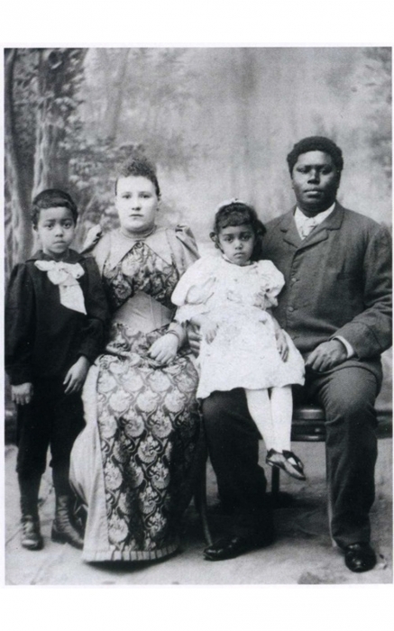 Жорж Мариа с женой и детьми