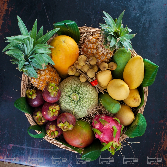 Фруктовая корзинка: аргентинское манго, дыня, ананас, питахая, мангостин, ланган. 10000 рублей
