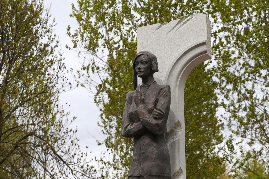 Памятник Ольги Берггольц в Палевском саду