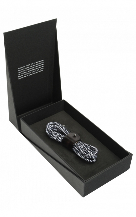 Кабель для iPhone Berluti, 8 000 руб.