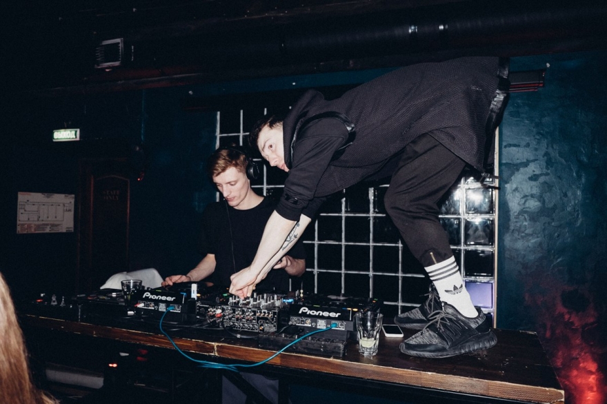 Пятница, 22 декабряУральское промо-бюро «Теснота» вновь едет в Казань, чтобы поздравить бар «Соль» с днем рождения. Саша Елсаков, Слава Душин и Миша