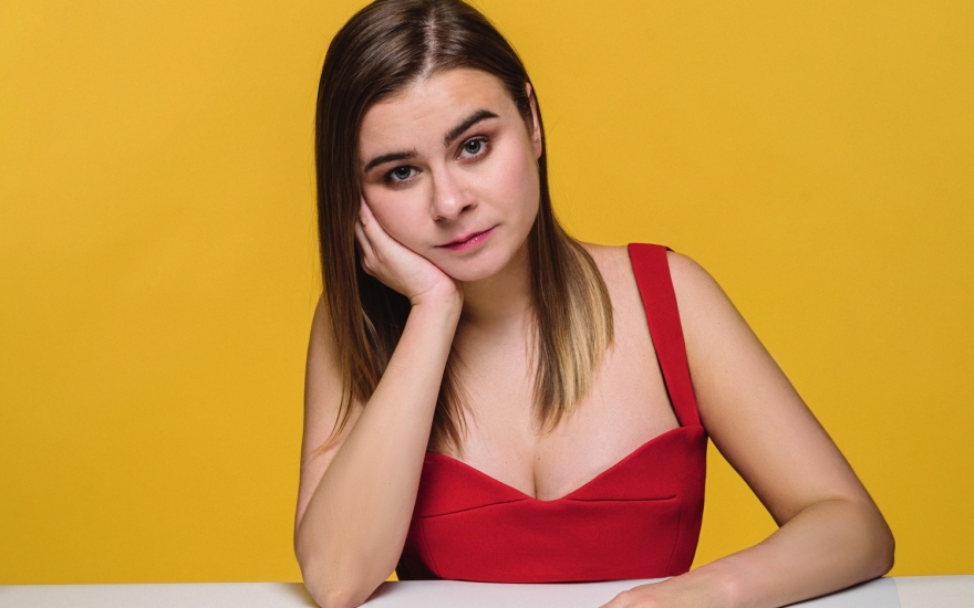 На Анастасии: платье Victoria Beckham (ДЛТ)