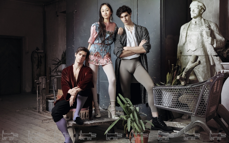 На Андрее Сорокине: халат Morpho + Luna, брюки Andrea Ya’aqov, туфли Dolce & Gabbana (все — ДЛТ). На Мей Нагахисе: жакет Tatyana Parfionova (Tatyana