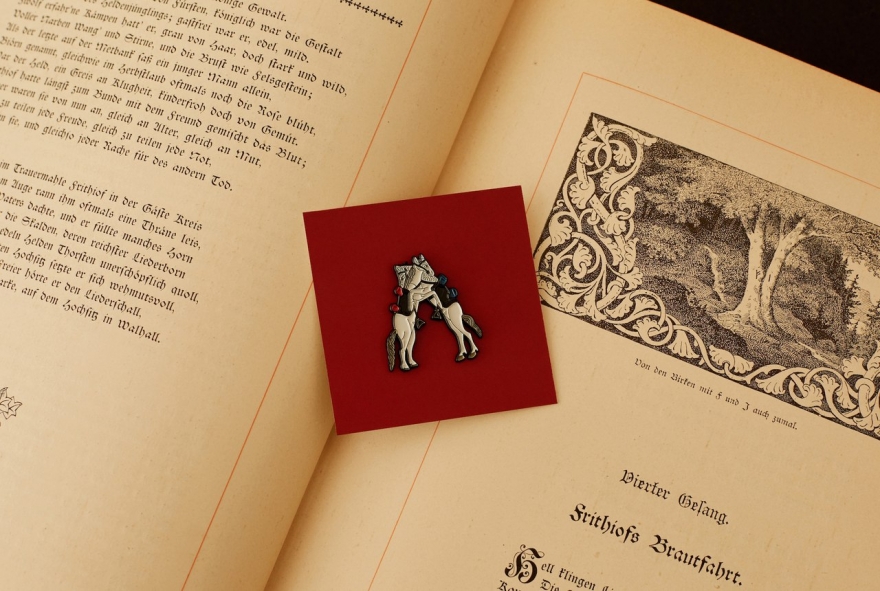 «Битва лошадей», фрагмент миниатюры из Рочестерского бестиария, XIII век