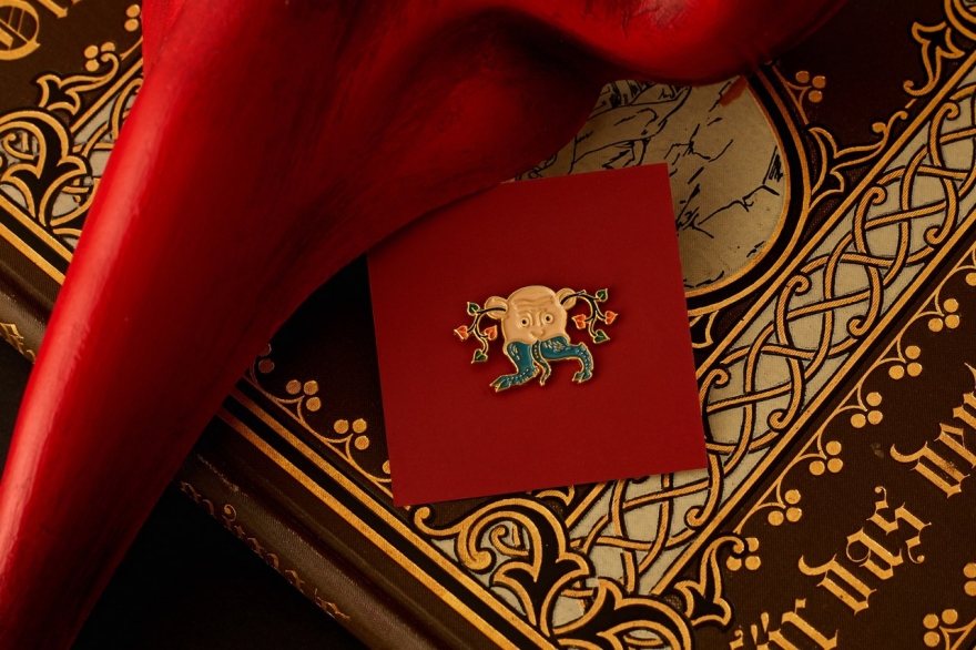 «Неизвестный зверь», Маргиналия с козлиными ногами в пасти неизвестного зверя (и растениями в ушах) из псалтири Люттрелла. Англия, XIV век