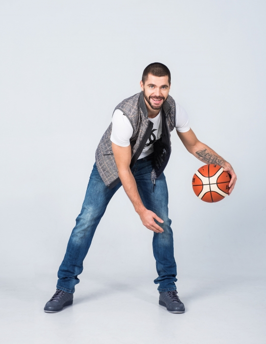 На Глебе:жилет, 52 500 рублей, футболка, 7000 рублей, джинсы, 21 100 рублей. Все – Bogner.