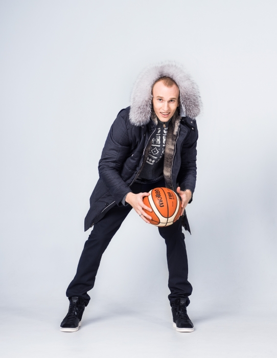 На Артеме:парка, 140 900 рублей, джемпер, 19 100 рублей, брюки, 18 700 рублей. Все – Bogner.