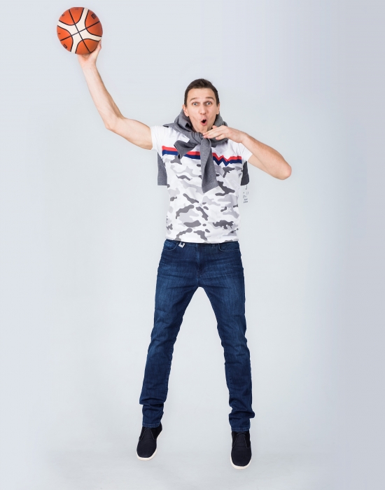 На Павле:футболка, 9400 рублей, джемпер, 21 500 рублей, джинсы, 18 600 рублей. Все – Bogner.