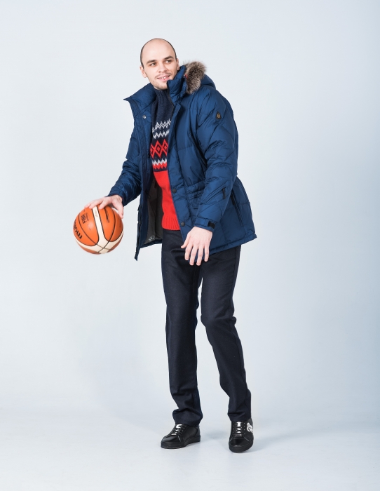 На Александре:куртка, 57 200 рублей, джемпер, 17 100 рублей, брюки, 23 400 рублей. Все – Bogner.